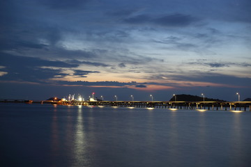 Obraz premium sea and pier in the evening at Sattahip ,Thailand 