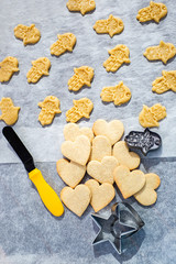 galletas en forma de corazón y masas moldeadas en forma de mano para hornear
