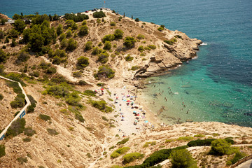 Panorámica de una cala con sombrillas