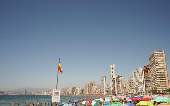 Panor&aacute;mica de sombrillas y edificios / Panoramic view of umbrellas and buildings
