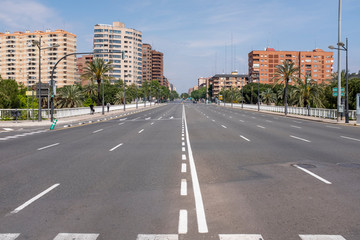 Puente de Campanar en Valencia sin coches. Ciudad vacía.