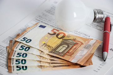 Banconote da 50 euro per pagare energia elettrica