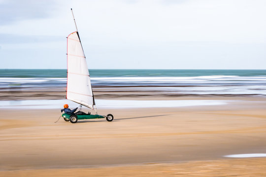 char &agrave; voile sur la plage de Penthi&egrave;vre