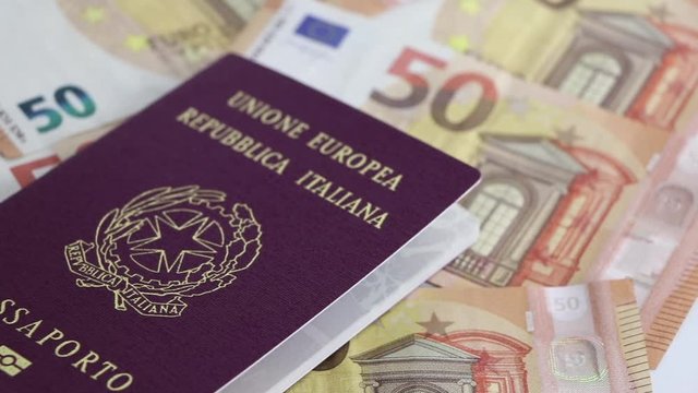 Passaporto Italiano e Banconote da 50 euro 