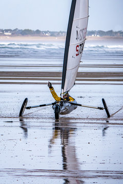 char &agrave; voile sur la plage de Penthi&egrave;vre