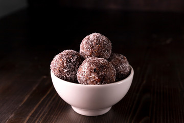 Raw energy balls, all natural healthy raw energy bites