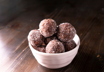 Raw energy balls, all natural healthy raw energy bites
