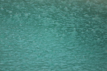 paysage de la pluie sur l'eau de la  piscine