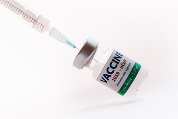 Obraz premium Doctor holds COVID 19 Coronavirus vaccine in his hand, Vaccine and syringe injection It use for prevention, immunization and treatment from COVID-19
