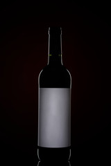Botella de vino a contraluz con etiqueta blanca 