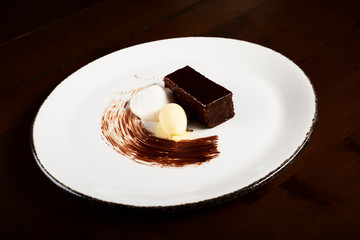 Bizcocho de chocolate con helado de vainilla y espuma de cerveza