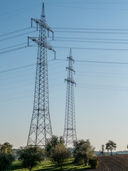 Strommasten einer &Uuml;berlandleitung im Fr&uuml;hjahr