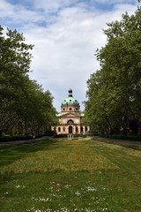 Fototapeta na wymiar Einsegnungshalle auf dem Freiburger Hauptfriedhof