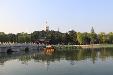Fototapeta na wymiar Lac du parc Beihai à Pékin, Chine 