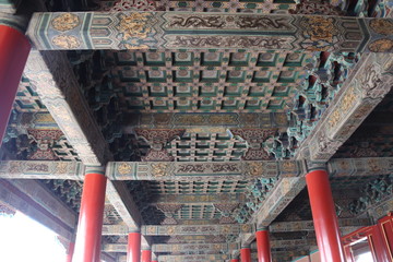 Plafond d'un pavillon de la Cité Interdite à Pékin, Chine	