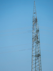 Strommasten einer &Uuml;berlandleitung im Fr&uuml;hjahr