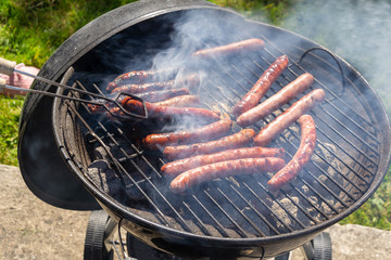 Préparation d'un barbecue contenant des merguez, saucisses, chipolatas, poivrons