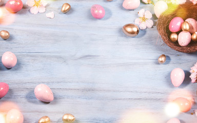 Fototapeta na wymiar Easter background with Easter eggs and spring flowers