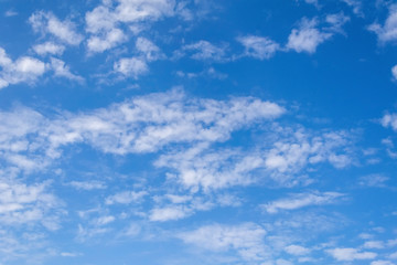 Photo d'une vue du ciel bleu avec ses nuages blanc moutonneux