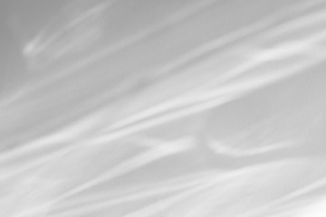 Obraz premium Niewyraźny efekt nakładki tekstury wody na zdjęcia i makiety. Organiczny ukośny cień kropli i lekki efekt żrący na białej ścianie. Cienie zapewniające naturalne efekty świetlne