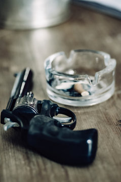 Spielzeug Pistole und Aschenbecher