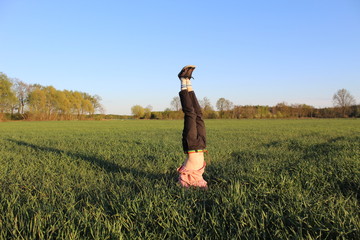 Postać stojąca na głowie