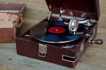A vintage gramophone is playing an old plate