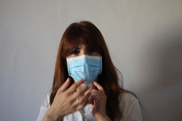 donna indossa una mascherina antivirus. Coronavirus, corona virus, covid-19