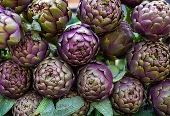 Obraz premium artichokes on a market stall