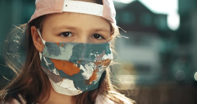 Portret dziewczynki w maseczce ochronnej bawełnianej.