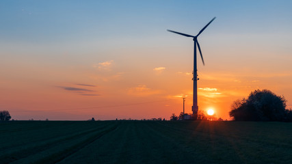 Obraz premium panorama sunrise with silhouette of a pinwheel