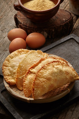 Empanadas colombianas con relleno de carne y pollo