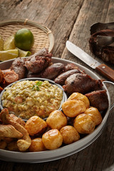 Fritanga con morcilla, plato títico tradicional Colombiano