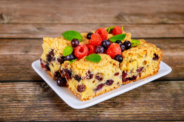 Sour cream cake with fresh blueberries.