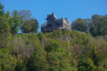 Obraz premium East Haddam, Connecticut, USA: Gillette Castle, 1919, a 24-room mansion at the Gillette Castle State Park on the Connecticut River.