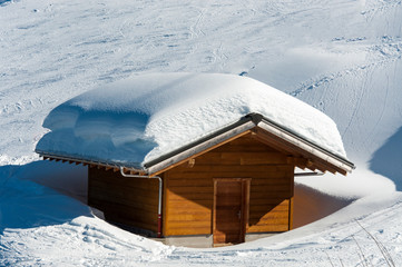 Chalet sous la neige
