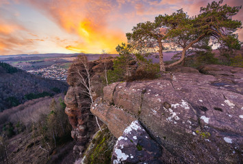 Wunderschöner Sonnenuntergang auf dem Altfelsen in Kastel-Staadt