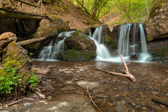 Wundersch&ouml;ner Wasserfall im Ehrbachklamm w&auml;hrend dem Fr&uuml;hjahr 