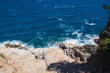 Olas chocando con las rocas 