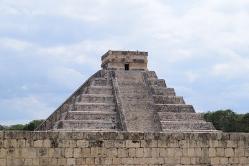 Fototapeta na wymiar The Mayan ruins in Chichen itza