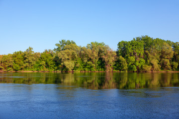 Obraz premium natural landscape seen across the river