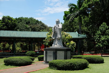 Obraz premium Manila Philippines - Chinese Garden Confucius statue