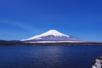 山中湖畔から望む富士山と青い空