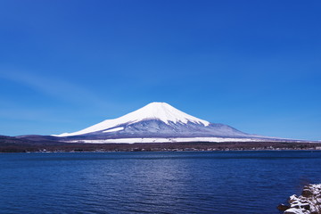 Fototapeta na wymiar 山中湖畔から望む富士山と青い空