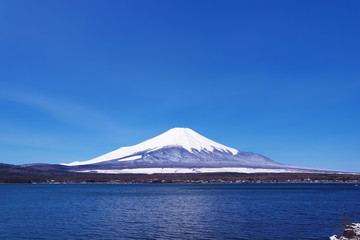 山中湖畔から望む富士山と青い空