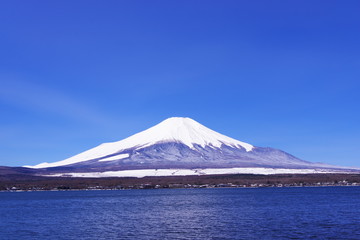 山中湖畔から望む富士山と青い空