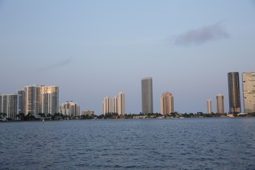 Obraz premium miami skyline with skyscrapers on the water