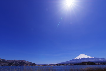 澄み切った青空と富士山と山中湖