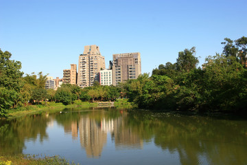 Naklejka premium Building and reflection at Daan District