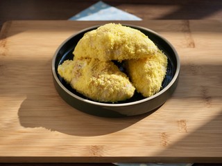 노란색 빵가루를 얻은 크림 크루아상 
